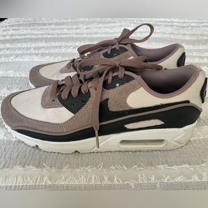 LN Air Max 90 Brown Black Womens Size 9